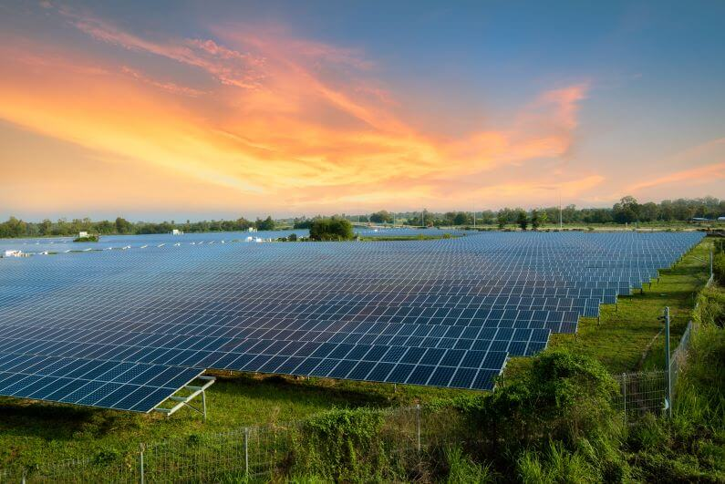 Instalación Industrial de Farolas Solares y Fotovoltaica Soldinamic